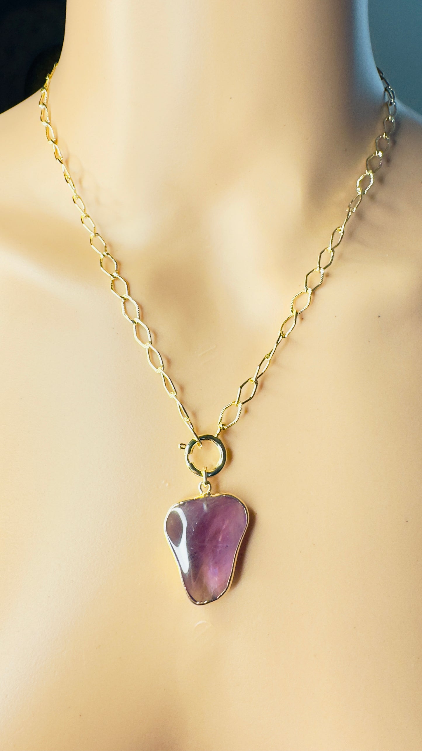 Famibeach Corrente Oval Brasileira Banhada a Ouro com Ametista Orgânica (Ametista Orgânica)